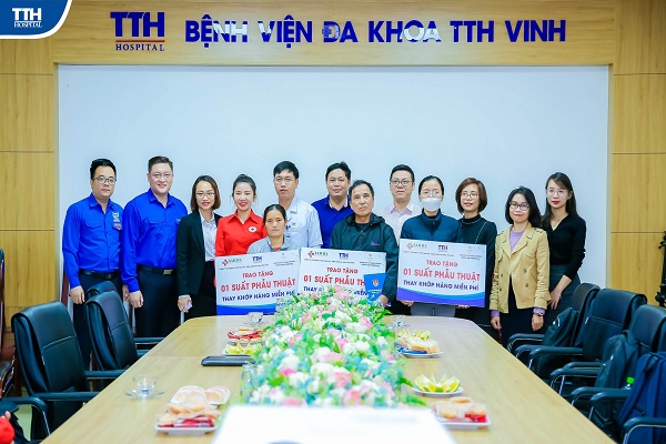 LỄ TRAO KINH CHI PHÍ PHẪU THUẬT THAY KHỚP HÁNG CHO BỆNH NHÂN CÓ HOÀN CẢNH KHÓ KHĂN