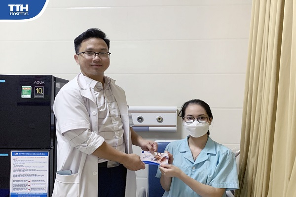 TẶNG QUÀ SẢN PHỤ NHÂN DỊP 20/10– THAY LỜI YÊU THƯƠNG